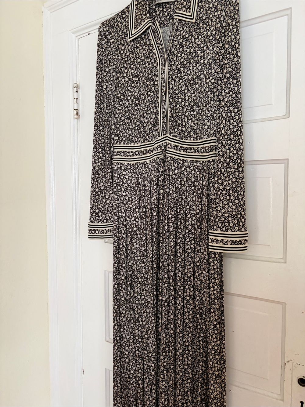 Tory Burch Black and Cream Floral Long-Sleeve Pleated Dress - Picture 5 of 5